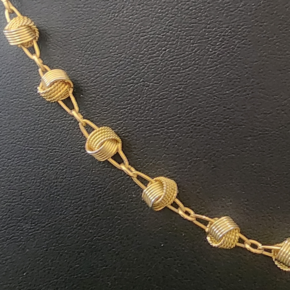 Elegant‎ Gold Tone Necklace - Picture 2 of 4